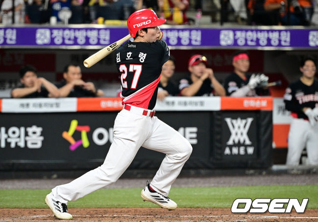 [OSEN=대전, 조은정 기자]18일 대전한화생명볼파크에서 2026 신한은행 SOL KBO리그 한화 이글스와 KIA 타이거즈의 경기가 열렸다.이날 경기에 한화는 왕옌청을, KIA는 네일을 선발투수로 내세웠다.4회초 무사 1,3루에서 KIA 김호령이 동점 적시타를 날리고 있다. 2026.08.18 /cej@osen.co.kr