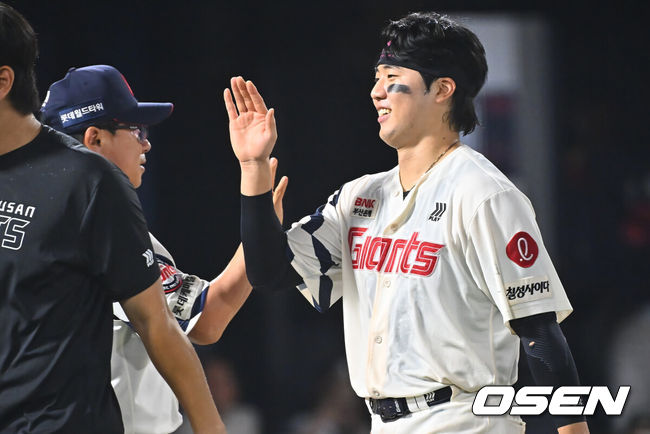 [OSEN=부산, 이석우 기자] 19일 부산 사직야구장에서 2026 신한 SOL KBO 리그 롯데 자이언츠와 키움 히어로즈의 경기가 열렸다. 홈팀 롯데는 로드리게스가, 방문팀 키움은 알칸타라가 선발 출전했다.롯데 자이언츠 손성빈이 히어로즈 원종현의 폭투로 끝내기 승리를 한 후 김태형 감독과 하이파이브를 하고 있다. 2026.08.19 / foto0307@osen.co.kr