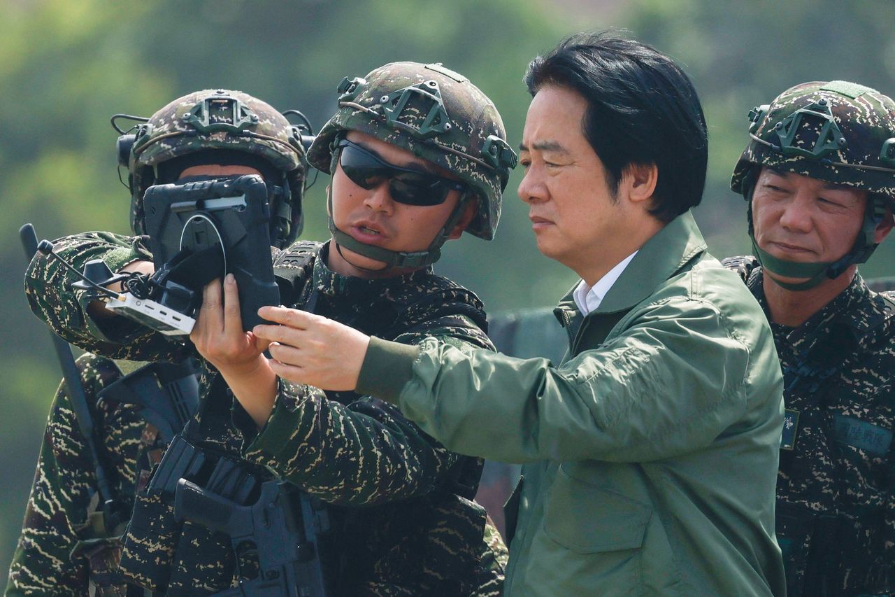 지난 8일 라이칭더(오른쪽 두번째) 대만 총통이 가오슝 해군기지에서 열린 연례 한광 군사훈련을 참관하고 있다. 로이터=연합뉴스