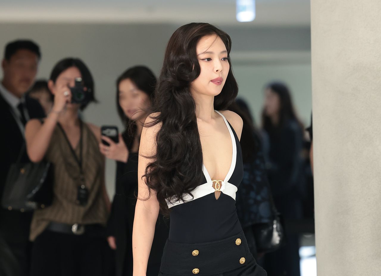 블랙핑크 제니가 26일 서울 영등포구 서울 퐁비두센터에서 열린 샤넬 2026 공방 컬렉션 서울 쇼에 참석하고 있다.뉴스1