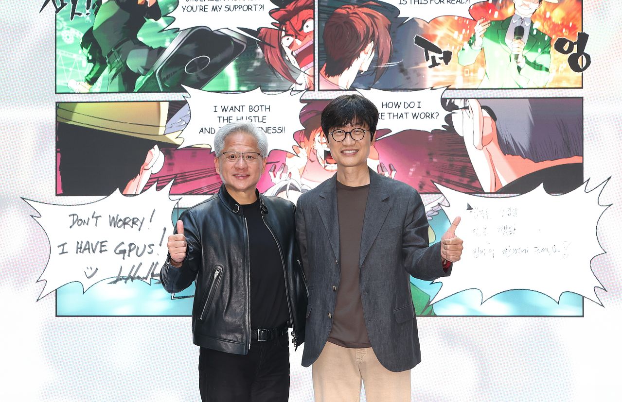 젠슨 황 엔비디아 CEO(왼쪽)가 지난 6월 8일 경기도 성남 네이버1784 사옥을 방문해 이해진 네이버 의장을 만나 인공지능(AI) 인프라 협력을 논의했다. 뉴시스
