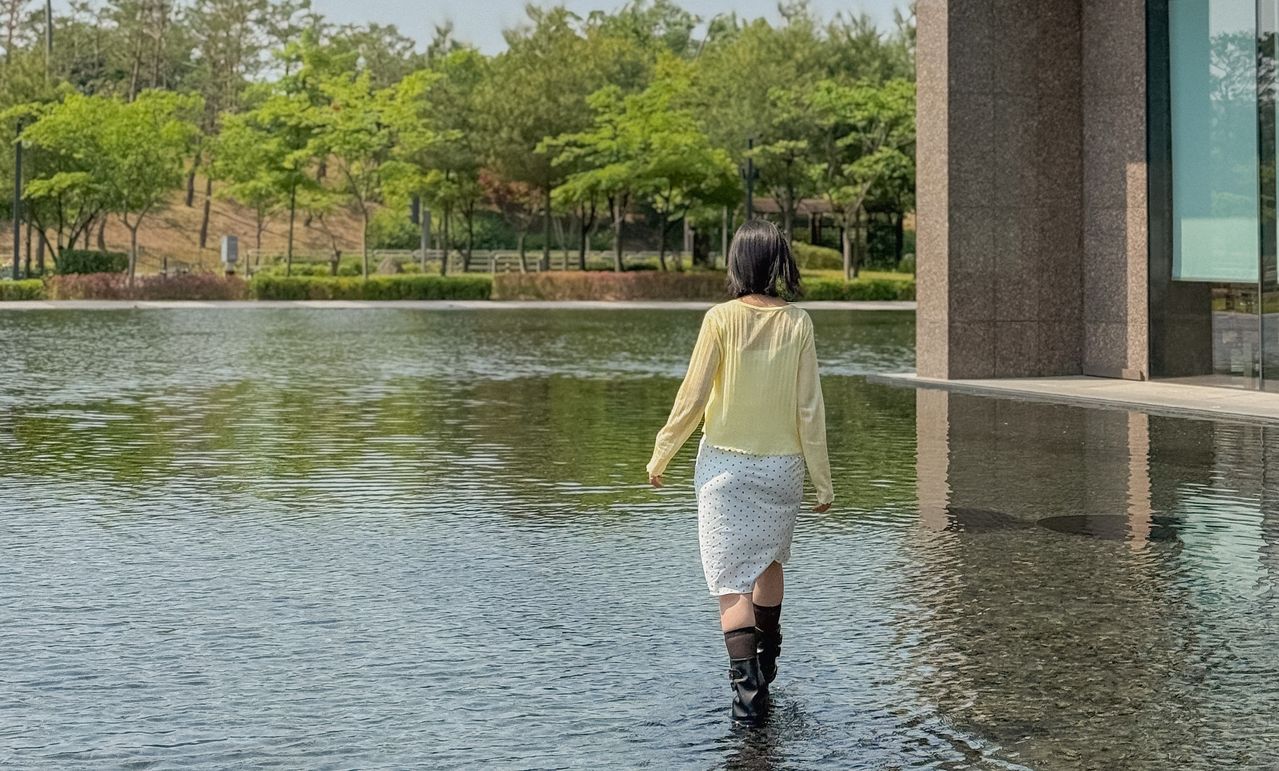서울 강서구에 위치한 이랜드글로벌 R&D 사옥. 사옥 주변에 설치된 미러폰드. 방문객들 사이에서 멋진 사진을 찍기 좋은 '포토 스팟'으로 입소문 났다. 사진 이랜드