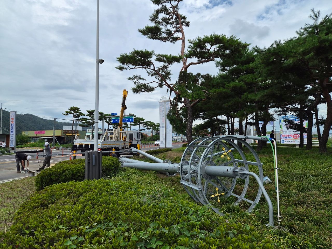 19일 오전 경북 영천시 도동 도동네거리에 위치한 신호등이 파손돼 도로 옆으로 넘어져 있다. 이날 새벽 4시3분쯤 6t 청소차와 25t 덤프트럭이 충돌한 여파로 신호등도 파손됐다. 김정석 기자