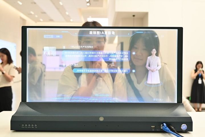 지난 6일 안후이(安徽)성 허페이(合肥)시에 위치한 커다쉰페이(科大訊飛∙iFLYTEK) 인공지능(AI) 본사 내 체험관에서 방문객이 실시간으로 언어를 인식해 번역 서비스를 지원하는 다국어 AI 투명 스크린을 체험하고 있다. 신화통신