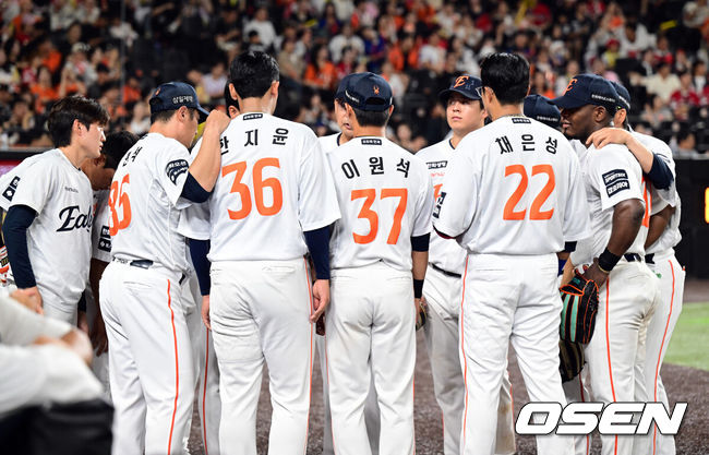 [OSEN=대전, 조은정 기자]19일 대전한화생명볼파크에서 2026 신한은행 SOL KBO리그 한화 이글스와 KIA 타이거즈의 경기가 열렸다.경기에 한화는 화이트를, KIA는 시라카와를 선발투수로 내세웠다.6회초를 마친 뒤 이닝교대 시간에 한화가 미팅을 갖고 있다. 2026.08.19 /cej@osen.co.kr
