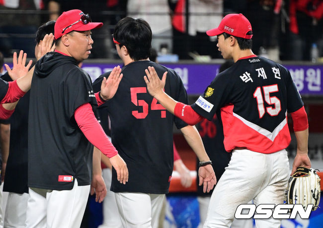 [OSEN=대전, 조은정 기자]프로야구 KIA 타이거즈가 한화 이글스를 연이틀 잡고 4연승을 질주했다.이범호 감독이 이끄는 KIA는 19일 대전 한화생명 볼파크에서 열린 2026 신한 SOL KBO리그 한화 이글스와의 경기에서 6-3으로 승리했다. 이날 승리로 4연승을 달성한 KIA는 시즌 전적 58승48패2무를 만들었다. 반면 한화는 5연패 수렁에 빠지며 48승55패3무가 됐다.KIA 이범호 감독이 박재현과 승리를 기뻐하고 있다. 2026.08.19 /cej@osen.co.kr