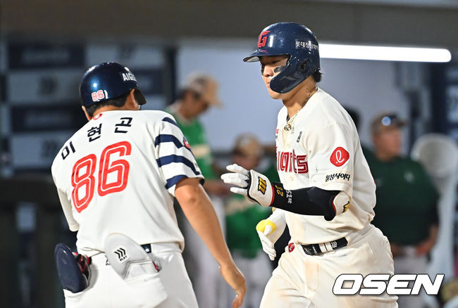 [OSEN=부산, 이석우 기자] 19일 부산 사직야구장에서 2026 신한 SOL KBO 리그 롯데 자이언츠와 키움 히어로즈의 경기가 열렸다. 홈팀 롯데는 로드리게스가, 방문팀 키움은 알칸타라가 선발 출전했다.롯데 자이언츠 손성빈이 9회말 1사 중월 동점 솔로 홈런을 치고 하이파이브를 하고 있다. 2026.08.19 / foto0307@osen.co.kr