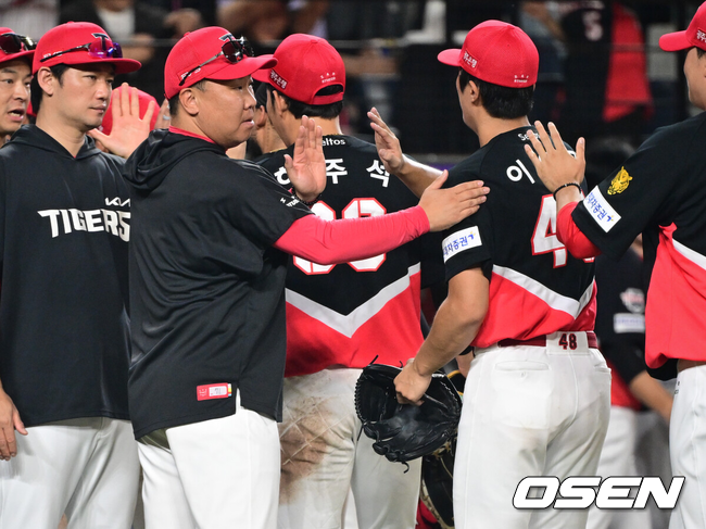 [OSEN=대전, 조은정 기자]프로야구 KIA 타이거즈가 한화 이글스의 추격을 뿌리치고 3연승에 성공했다. 이범호 감독이 이끄는 KIA는 18일 대전 한화생명 볼파크에서 열린 2026 신한 SOL KBO리그 한화와의 원정경기에서 4-3 진땀승을 거뒀다. 이날 승리로 3연승을 달성한 KIA는 57승48패2무를 만들었다. 반면 4연패에 빠진 한화는 48승54패3무가 됐다. KIA 이범호 감독이 이의리와 승리를 기뻐하고 있다. 2026.08.18 /cej@osen.co.kr