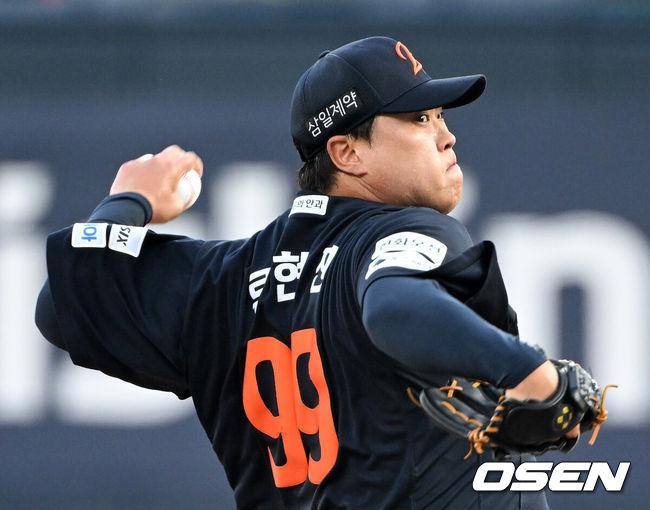 [OSEN=수원, 이대선 기자] 31일 수원 KT위즈파크에서 2026 신한 SOL KBO리그 KT 위즈와 한화 이글스의 경기가 열렸다.이날 KT는 소형준, 한화는 류현진을 선발로 내세웠다.1회말 무사에서 한화 선발투수 류현진이 역투하고 있다. 2026.07.31 /sunday@osen.co.kr