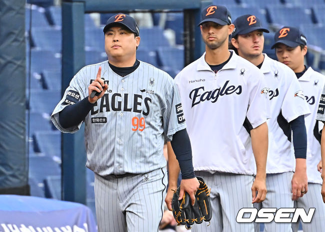 [OSEN=창원, 이석우 기자] 17일 창원NC파크에서 2026 신한 SOL KBO 리그 NC 다이노스와 한화 이글스의 경기가 열렸다. 홈팀 NC는 라일리가, 방문팀 한화는 류현진이 선발 출전했다. 한화 이글스 선발투수 류현진이 경기를 위해 더그아웃으로 걸어가고 있다. 2026.06.17 / foto0307@osen.co.kr