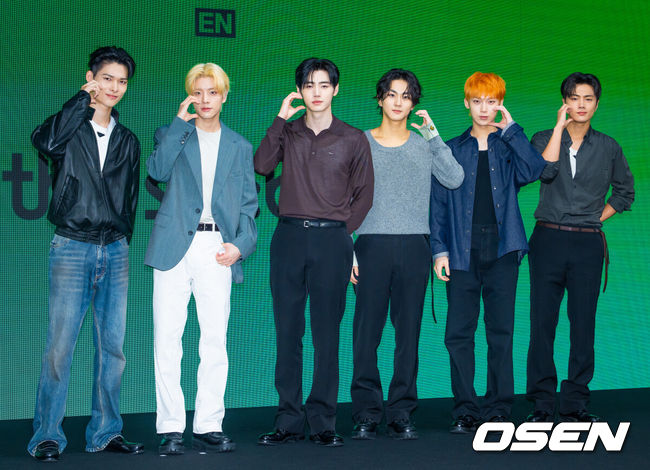 [OSEN=민경훈 기자] 20일 서울 용산구 이태원동 몬드리안 호텔에서 엔하이픈 미니 8집 발매 기자간담회가 열렸다.엔하이픈은 오는 21일 오후 1시 미니 8집 ‘THE SIN : BLISS’를 전 세계 동시 발매한다. 타이틀곡 ‘Bloody Paradise’는 추격과 도피가 이어지는 위기 속에서도 오직 눈앞의 서로만을 바라보는 연인의 상황을 낙원으로 표현한 브라질리언 펑크 곡이다. 엔하이픈이 포토타임을 하고 있다. 2026.08.20/ rumi@osen.co.kr
