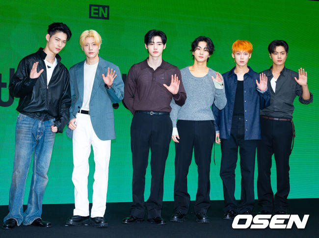 [OSEN=민경훈 기자] 20일 서울 용산구 이태원동 몬드리안 호텔에서 엔하이픈 미니 8집 발매 기자간담회가 열렸다.엔하이픈은 오는 21일 오후 1시 미니 8집 ‘THE SIN : BLISS’를 전 세계 동시 발매한다. 타이틀곡 ‘Bloody Paradise’는 추격과 도피가 이어지는 위기 속에서도 오직 눈앞의 서로만을 바라보는 연인의 상황을 낙원으로 표현한 브라질리언 펑크 곡이다. 엔하이픈이 포토타임을 하고 있다. 2026.08.20/ rumi@osen.co.kr