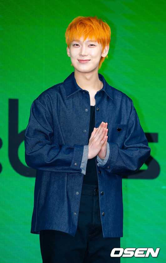 [OSEN=민경훈 기자] 20일 서울 용산구 이태원동 몬드리안 호텔에서 엔하이픈 미니 8집 발매 기자간담회가 열렸다.엔하이픈은 오는 21일 오후 1시 미니 8집 ‘THE SIN : BLISS’를 전 세계 동시 발매한다. 타이틀곡 ‘Bloody Paradise’는 추격과 도피가 이어지는 위기 속에서도 오직 눈앞의 서로만을 바라보는 연인의 상황을 낙원으로 표현한 브라질리언 펑크 곡이다. 엔하이픈 선우가 포토타임을 하고 있다. 2026.08.20/ rumi@osen.co.kr