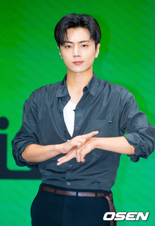 [OSEN=민경훈 기자] 20일 서울 용산구 이태원동 몬드리안 호텔에서 엔하이픈 미니 8집 발매 기자간담회가 열렸다.엔하이픈은 오는 21일 오후 1시 미니 8집 ‘THE SIN : BLISS’를 전 세계 동시 발매한다. 타이틀곡 ‘Bloody Paradise’는 추격과 도피가 이어지는 위기 속에서도 오직 눈앞의 서로만을 바라보는 연인의 상황을 낙원으로 표현한 브라질리언 펑크 곡이다. 엔하이픈 제이가 포토타임을 하고 있다. 2026.08.20/ rumi@osen.co.kr