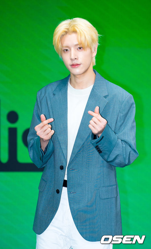 [OSEN=민경훈 기자] 20일 서울 용산구 이태원동 몬드리안 호텔에서 엔하이픈 미니 8집 발매 기자간담회가 열렸다.엔하이픈은 오는 21일 오후 1시 미니 8집 ‘THE SIN : BLISS’를 전 세계 동시 발매한다. 타이틀곡 ‘Bloody Paradise’는 추격과 도피가 이어지는 위기 속에서도 오직 눈앞의 서로만을 바라보는 연인의 상황을 낙원으로 표현한 브라질리언 펑크 곡이다. 엔하이픈 제이크가 포토타임을 하고 있다. 2026.08.20/ rumi@osen.co.kr