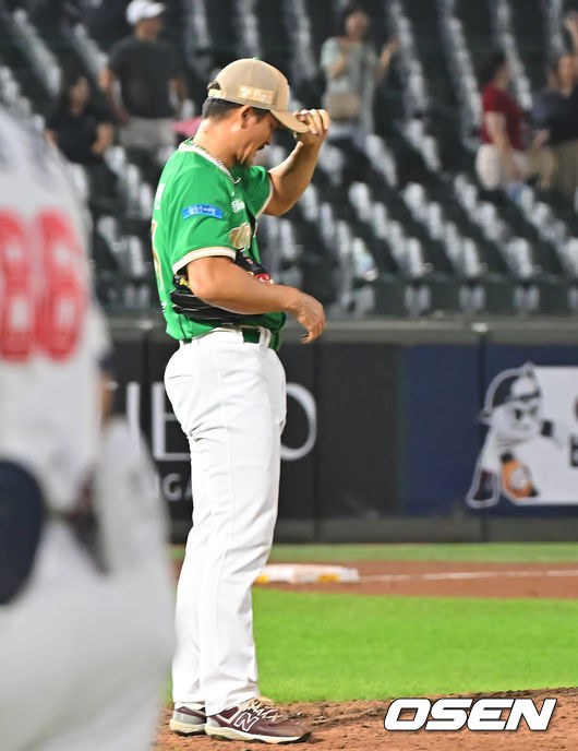 [OSEN=부산, 이석우 기자] 19일 부산 사직야구장에서 2026 신한 SOL KBO 리그 롯데 자이언츠와 키움 히어로즈의 경기가 열렸다. 홈팀 롯데는 로드리게스가, 방문팀 키움은 알칸타라가 선발 출전했다.키움 히어로즈 원종현이 9회말 1사 롯데 자이언츠 손성빈에게 중월 동점 솔로 홈런을 맞고 아쉬워하고 있다. 2026.08.19 / foto0307@osen.co.kr