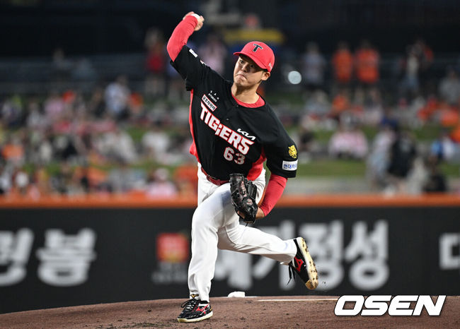 [OSEN=대전, 조은정 기자]19일 대전한화생명볼파크에서 2026 신한은행 SOL KBO리그 한화 이글스와 KIA 타이거즈의 경기가 열렸다.경기에 한화는 화이트를, KIA는 시라카와를 선발투수로 내세웠다.1회말 KIA 시라카와가 역투하고 있다. 2026.08.19 /cej@osen.co.kr