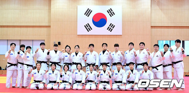 [OSEN=진천, 최규한 기자] 20일 오후 충북 진천 국가대표선수촌에서 ‘2026 아이치·나고야 아시안게임’ D-30 미디어데이가 열렸다.오는 9월 19일 일본 아이치현 나고야에서 막을 올리는 20번째 하계 아시안게임인 이번 대회는 10월 4일까지 16일간 펼쳐진다.남녀 유도 국가대표팀 선수들과 코칭스태프가 파이팅을 외치며 기념촬영을 하고 있다. 2026.08.20 / dreamer@osen.co.kr