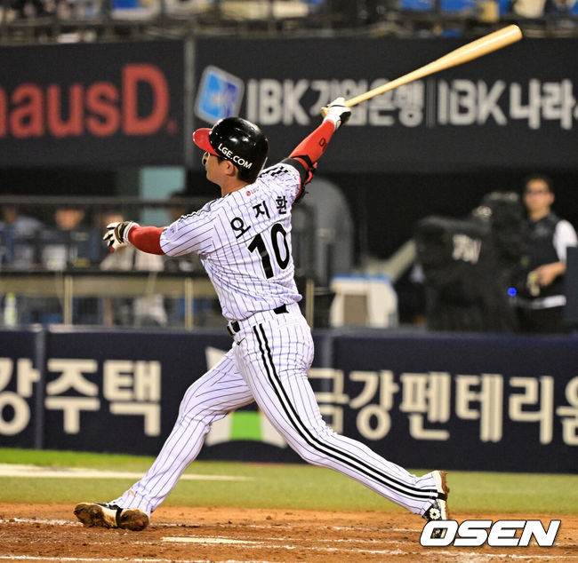[OSEN=잠실, 지형준 기자] 20일 서울 잠실야구장에서 2026 신한 SOL KBO리그 LG 트윈스와 KT 위즈의 경기가 열렸다.LG는 신예 박시원, KT는 베테랑 고영표가 선발로 나섰다.4회말 1사에서 LG 오지환이 우월 솔로포를 날리고 있다. 2026.08.20 / jpnews@osen.co.kr