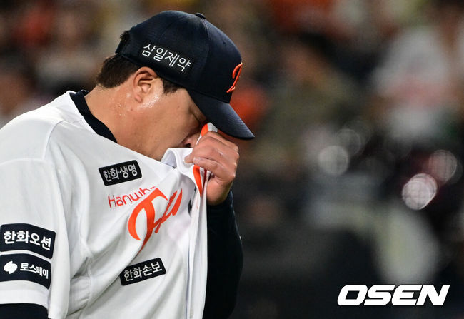 [OSEN=대전, 조은정 기자]20일 대전한화생명볼파크에서 2026 신한은행 SOL KBO리그 한화 이글스와 KIA 타이거즈의 경기가 열렸다.경기에 한화는 류현진, KIA는 황동하를 선발투수로 내세웠다.4회초 무사 만루에서 한화 류현진이 KIA 카스트로에게 밀어내기 사구를 던진 뒤 땀을 닦고 있다. 2026.08.20 /cej@osen.co.kr