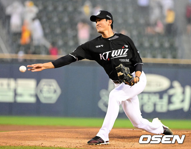 [OSEN=잠실, 지형준 기자] 20일 서울 잠실야구장에서 2026 신한 SOL KBO리그 LG 트윈스와 KT 위즈의 경기가 열렸다.LG는 신예 박시원, KT는 베테랑 고영표가 선발로 나섰다.1회말 KT 고영표가 역투하고 있다. 2026.08.20 / jpnews@osen.co.kr