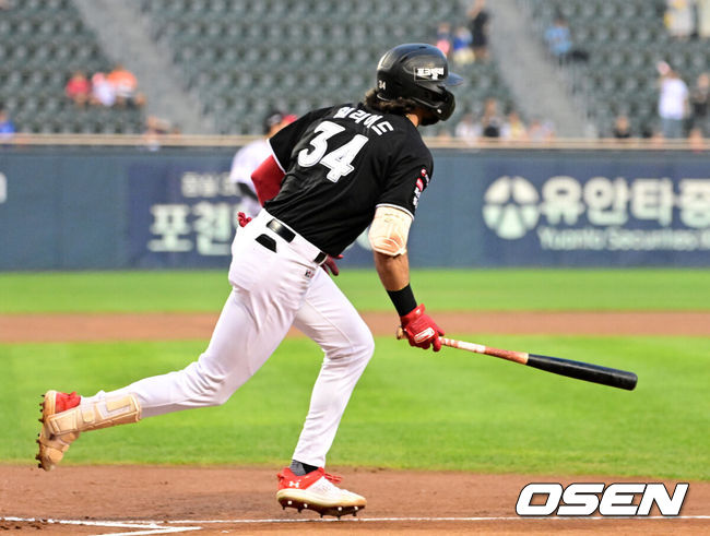 [OSEN=잠실, 지형준 기자] 20일 서울 잠실야구장에서 2026 신한 SOL KBO리그 LG 트윈스와 KT 위즈의 경기가 열렸다.LG는 신예 박시원, KT는 베테랑 고영표가 선발로 나섰다.1회초 1사 1,2루에서 KT 힐리어드가 선제 1타점 우중간 적시타를 날리고 있다. 2026.08.20 / jpnews@osen.co.kr
