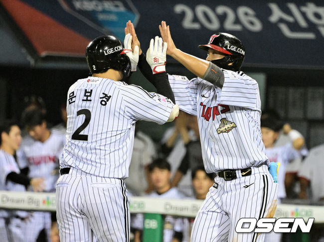 [OSEN=잠실, 지형준 기자] 20일 서울 잠실야구장에서 2026 신한 SOL KBO리그 LG 트윈스와 KT 위즈의 경기가 열렸다.LG는 신예 박시원, KT는 베테랑 고영표가 선발로 나섰다.4회말 1사 1루에서 LG 문보경이 역전 우월 투런포를 날리며 송찬의와 기뻐하고 있다. 2026.08.20 / jpnews@osen.co.kr