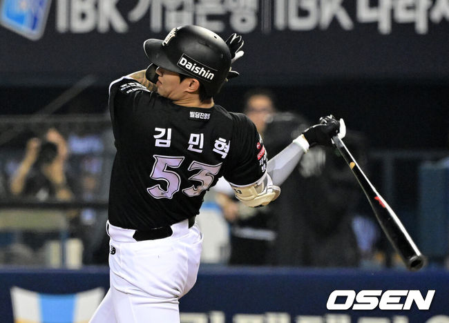[OSEN=잠실, 지형준 기자] 20일 서울 잠실야구장에서 2026 신한 SOL KBO리그 LG 트윈스와 KT 위즈의 경기가 열렸다.LG는 신예 박시원, KT는 베테랑 고영표가 선발로 나섰다.7회초 1사 만루에서 KT 김민혁이 싹쓸이 3타점 역전 적시 2루타를 날리고 있다. 2026.08.20 / jpnews@osen.co.kr