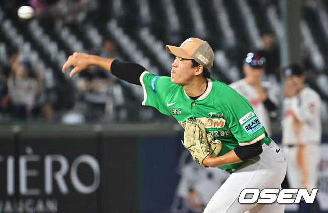 [OSEN=부산, 이석우 기자] 20일 부산 사직야구장에서 2026 신한 SOL KBO 리그 롯데 자이언츠와 키움 히어로즈의 경기가 열렸다. 홈팀 롯데는 나균안이, 방문팀 키움은 박준현이 선발 출전했다.키움 히어로즈 김선기가 역투하고 있다. 2026.08.20 / foto0307@osen.co.kr