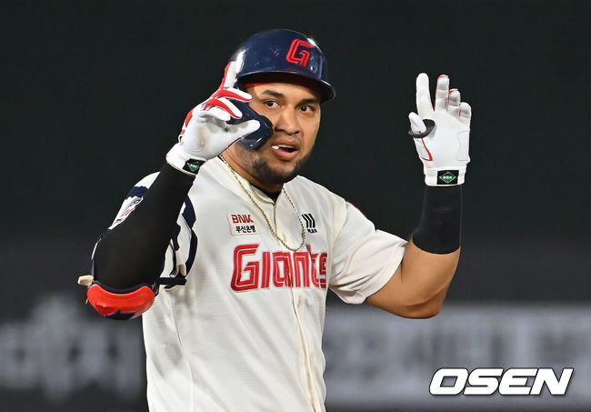 [OSEN=부산, 이석우 기자] 20일 부산 사직야구장에서 2026 신한 SOL KBO 리그 롯데 자이언츠와 키움 히어로즈의 경기가 열렸다. 홈팀 롯데는 나균안이, 방문팀 키움은 박준현이 선발 출전했다.롯데 자이언츠 레이예스가 6회말 무사 1,2루 우중간 1타점 2루타를 치고 세리머니를 하고 있다. 2026.08.20 / foto0307@osen.co.kr