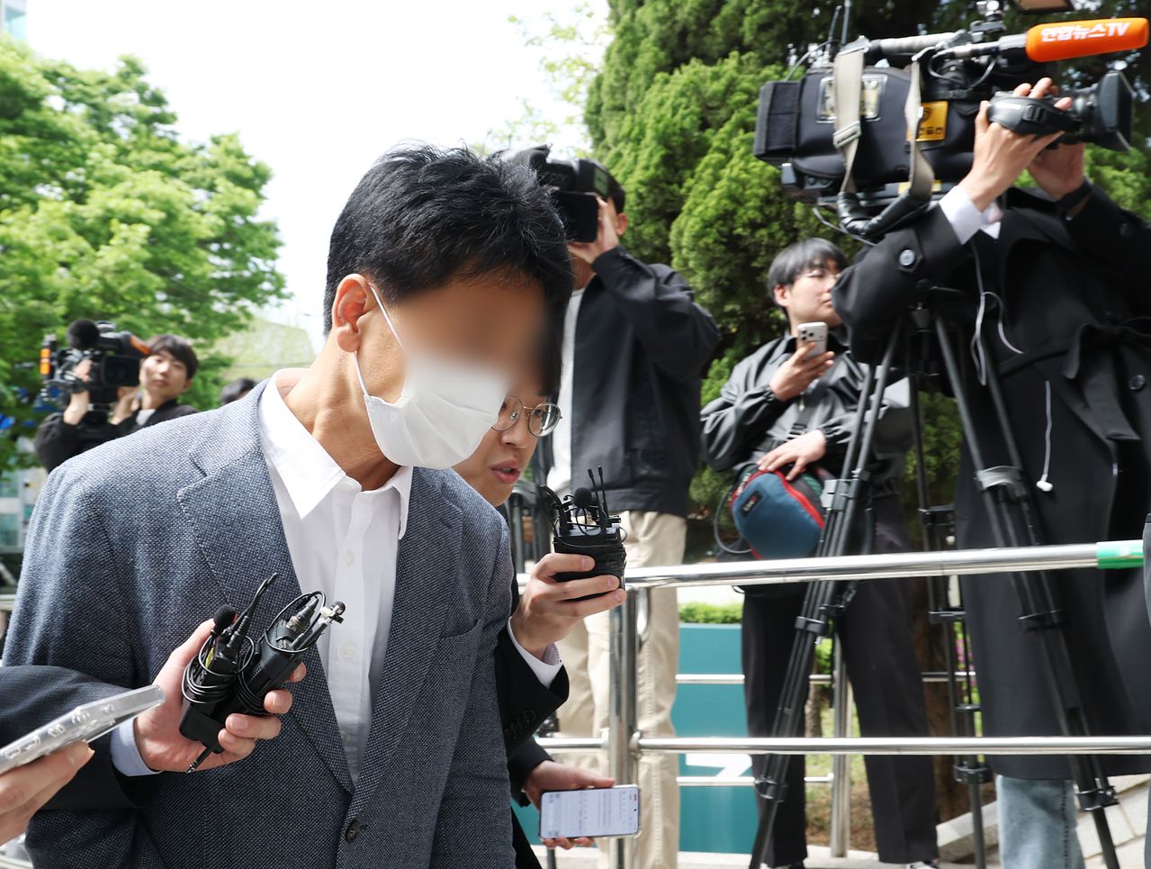 송모 경감이 서울 양천구 남부지법에서 열린 구속 전 피의자 심문(영장실질심사)에 출석하고 있다. 연합뉴스