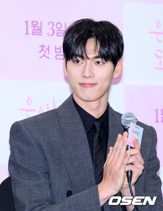 [OSEN=이대선 기자] 30일 오후 서울 마포구 스탠포드 호텔 서울에서 KBS 2TV 새 토일 미니시리즈 ‘은애하는 도적님아’ 제작발표회가 열렸다.어쩌다 천하제일 도적이 된 여인과 그녀를 쫓던 대군, 두 남녀의 영혼이 바뀌면서 서로를 구원하고 종국엔 백성을 지켜내는 위험하고 위대한 로맨스를 담은 KBS 2TV 새 토일 미니시리즈 ‘은애하는 도적님아’는 오는 2026년 1월 3일(토) 밤 9시 20분에 첫 방송된다.배우 홍민기가 취재진의 질문을 듣고 있다. 2025.12.30 /sunday@osen.co.kr