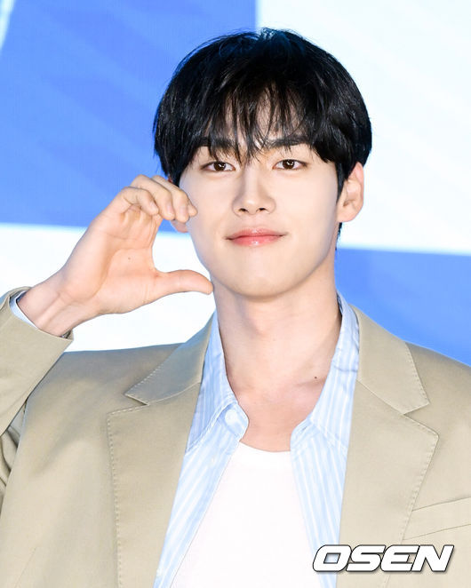 [OSEN=조은정 기자]ENA 새 월화드라마 '닥터 섬보이' 제작발표회가 26일 서울 구로구 신도림 디큐브시티 더 세인트에서 열렸다. ‘닥터 섬보이’는 모두가 기피하는 악명 높은 섬 ‘편동도’ 에 입도한 공중보건의사 도지의(이재욱 분)와 비밀 많은 간호사 육하리(신예은 분)가 그리는 메디컬 휴먼 로맨스다.배우 홍민기가 포즈를 취하고 있다. 2026.05.26 /cej@osen.co.kr