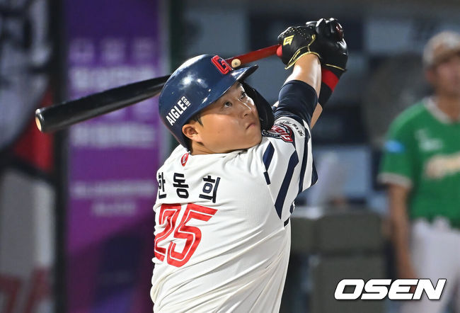 [OSEN=부산, 이석우 기자] 20일 부산 사직야구장에서 2026 신한 SOL KBO 리그 롯데 자이언츠와 키움 히어로즈의 경기가 열렸다. 홈팀 롯데는 나균안이, 방문팀 키움은 박준현이 선발 출전했다.롯데 자이언츠 한동희가 6회말 무사 2,3루 우익수 희생 플라이를 치고 있다. 2026.08.20 / foto0307@osen.co.kr