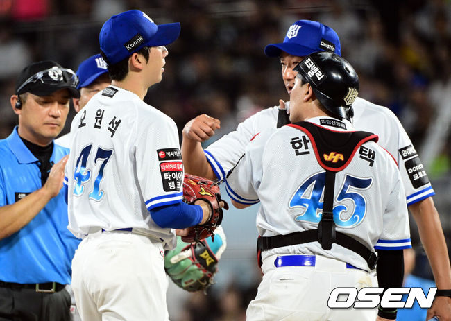 [OSEN=수원, 조은정 기자]15일 수원 KT위즈파크에서 ‘2026 신한 SOL Bank KBO리그’ KT 위즈와 키움 히어로즈의 경기가 열렸다.홈팀 KT는 오원석, 방문팀 키움은 하영민을 선발로 내세웠다.3회초 1사 1루에서 KT 제춘모 코치가 마운드에 올라 오원석을 격려하고 있다. 2026.08.15 /cej@osen.co.kr