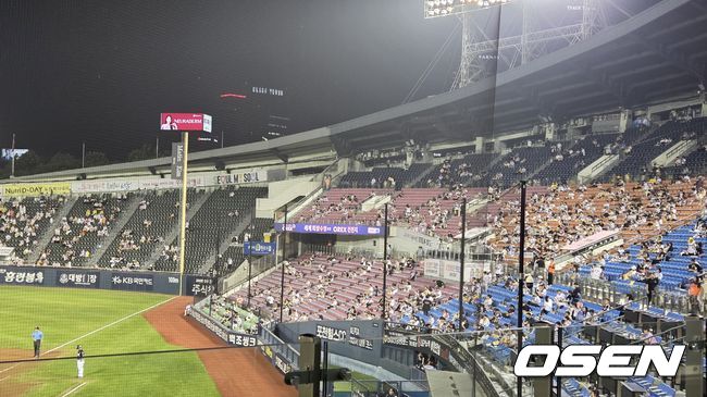 [OSEN=잠실, 한용섭 기자] 프로야구 KT 위즈와 LG 트윈스가 맞붙은 20일 잠실구장, LG가 3-14로 크게 뒤진 8회말, 1루측 LG 관중석이 텅 비었다. /orange@osen.co.kr