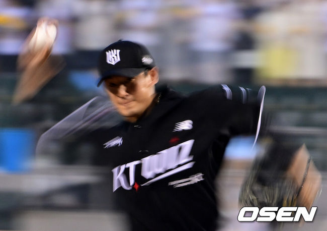 [OSEN=잠실, 지형준 기자] 20일 서울 잠실야구장에서 2026 신한 SOL KBO리그 LG 트윈스와 KT 위즈의 경기가 열렸다.LG는 신예 박시원, KT는 베테랑 고영표가 선발로 나섰다.1회말 KT 고영표가 역투하고 있다. 2026.08.20 / jpnews@osen.co.kr