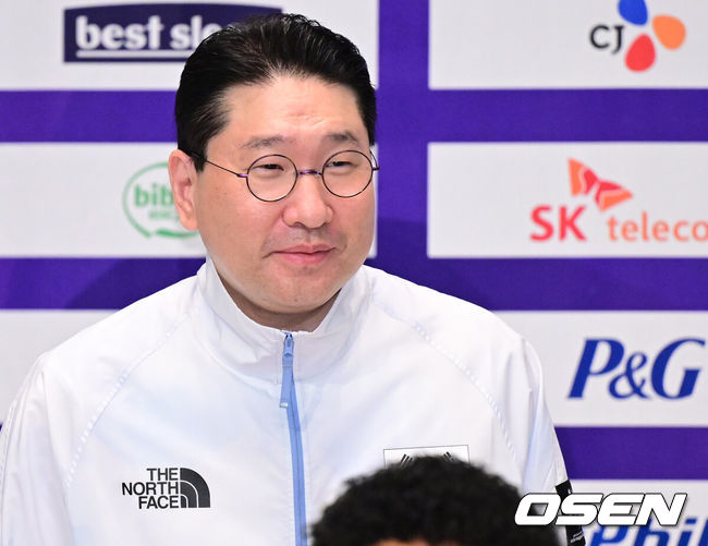[OSEN=진천, 최규한 기자] 20일 오후 충북 진천 국가대표선수촌에서 ‘2026 아이치·나고야 아시안게임’ D-30 미디어데이가 열렸다.오는 9월 19일 일본 아이치현 나고야에서 막을 올리는 20번째 하계 아시안게임인 이번 대회는 10월 4일까지 16일간 펼쳐진다.이상현 선수단장이 인사를 전하고 있다. 2026.08.20 / dreamer@osen.co.kr