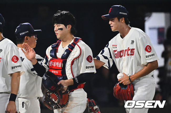 [OSEN=부산, 이석우 기자] 18일 부산 사직야구장에서 2026 신한 SOL KBO 리그 롯데 자이언츠와 키움 히어로즈의 경기가 열렸다. 홈팀 롯데는 비슬리가, 방문팀 키움은 전준표가 선발 출전했다.롯데 자이언츠 손성빈과 김한결이 키움 히어로즈에 15-10으로 짜릿한 역전승을 올린 후 김태형 감독과 기쁨을 나누고 있다. 2026.08.18 / foto0307@osen.co.kr