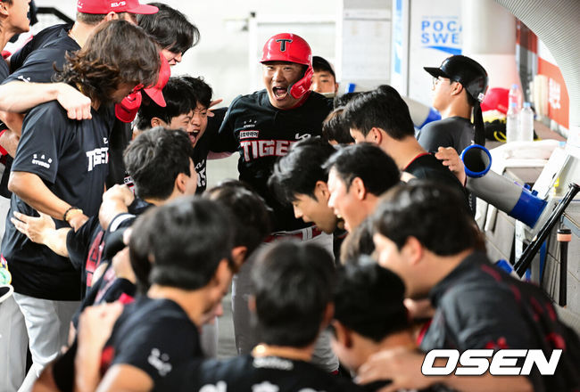 [OSEN=대전, 조은정 기자]20일 대전한화생명볼파크에서 2026 신한은행 SOL KBO리그 한화 이글스와 KIA 타이거즈의 경기가 열렸다.경기에 한화는 류현진, KIA는 황동하를 선발투수로 내세웠다.8회초 2사 1루에서 KIA 김태군이 역전 좌월 투런 홈런을 날린 뒤 더그아웃에서 환영을 받고 있다. 2026.08.20 /cej@osen.co.kr