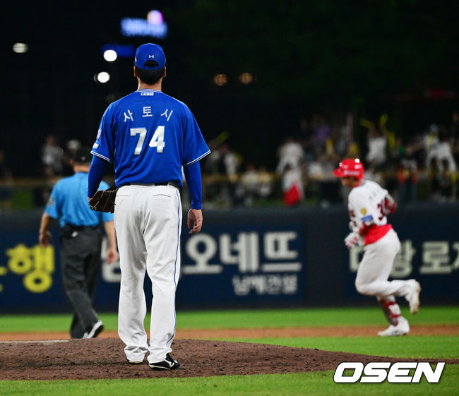 [OSEN=광주, 지형준 기자] 12일 광주-기아 챔피언스필드에서 2026 신한 SOL KBO리그 KIA 타이거즈와 삼성 라이온즈의 경기가 열렸다.KIA는 제임스 네일, 삼성은 오스틴 보스를 선발로 내세웠다.7회말 무사 2루에서 삼성 사토시가 KIA 하주석에 우월 투런포를 허용하며 아쉬워하고 있다. 2026.08.12 / jpnews@osen.co.kr
