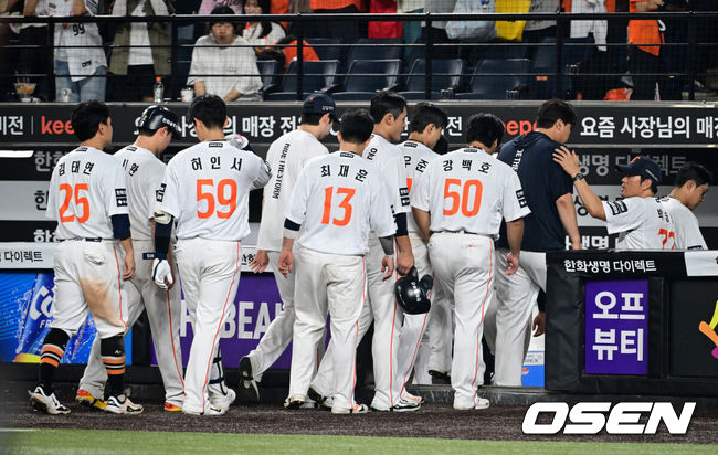 [OSEN=대전, 조은정 기자]20일 대전한화생명볼파크에서 2026 신한은행 SOL KBO리그 한화 이글스와 KIA 타이거즈의 경기가 열렸다.이날 경기는 KIA가 한화에게 10-6 승리를 거두며 5연승을 질주했다.한화가 패배를 아쉬워하고 있다. 2026.08.20 /cej@osen.co.kr