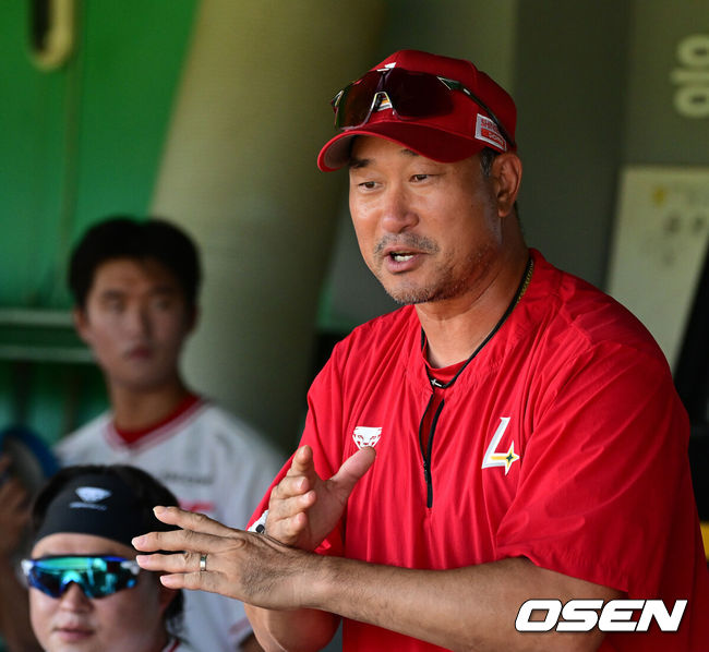 [OSEN=강화, 지형준 기자] 2일 강화 SSG퓨처스필드에서2026 메디힐 KBO 퓨처스리그 SSG 랜더스와 두산 베어스의 경기가 열렸다.이날 SSG이 두산에 2-1 승리를 거두며 전날 패배를 설욕했다. 클리닝 타임을 앞두고 폭염 콜드 게임이 선언됐다.SSG 봉중근 코치가 박정권 퓨처스 감독과 이야기를 나누고 있다. 2026.08.02 / jpnews@osen.co.kr