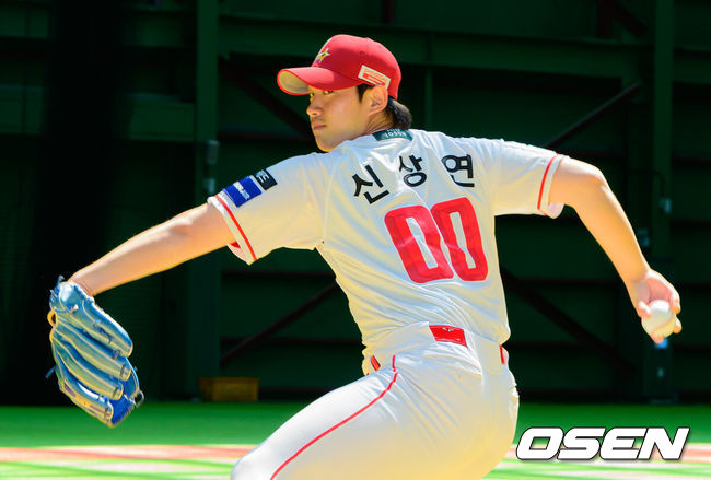 [OSEN=강화, 지형준 기자] 2일 강화 SSG퓨처스필드에서2026 메디힐 KBO 퓨처스리그 SSG 랜더스와 두산 베어스의 경기가 열렸다.이날 SSG이 두산에 2-1 승리를 거두며 전날 패배를 설욕했다. 클리닝 타임을 앞두고 폭염 콜드 게임이 선언됐다.SSG 신상연이 포즈를 취하고 있다. 2026.08.02 / jpnews@osen.co.kr
