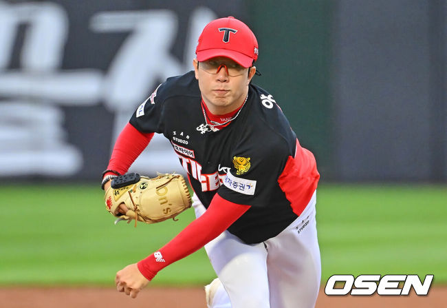 [OSEN=부산, 이석우 기자] 9일 부산 사직야구장에서 2026 신한 SOL KBO 리그 롯데 자이언츠와 KIA 타이거즈의 경기가 열렸다. 홈팀 롯데는 김진욱이, 방문팀 KIA는 양현종이 선발 출전했다.KIA 타이거즈 선발 투수 양현종이 역투하고 있다. 2026.07.09 / foto0307@osen.co.kr