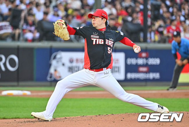 [OSEN=부산, 이석우 기자] 9일 부산 사직야구장에서 2026 신한 SOL KBO 리그 롯데 자이언츠와 KIA 타이거즈의 경기가 열렸다. 홈팀 롯데는 김진욱이, 방문팀 KIA는 양현종이 선발 출전했다.KIA 타이거즈 선발 투수 양현종이 역투하고 있다. 2026.07.09 / foto0307@osen.co.kr