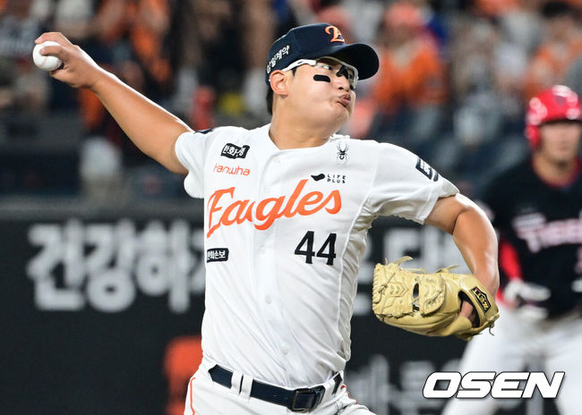 [OSEN=대전, 조은정 기자]20일 대전한화생명볼파크에서 2026 신한은행 SOL KBO리그 한화 이글스와 KIA 타이거즈의 경기가 열렸다.경기에 한화는 류현진, KIA는 황동하를 선발투수로 내세웠다.9회초 1사 1루에서 한화 김서현이 역투하고 있다. 2026.08.20 /cej@osen.co.kr