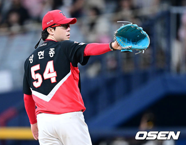 [OSEN=고척, 최규한 기자] 21일 서울 고척스카이돔에서 ‘2026 신한 SOL Bank KBO리그’ 키움 히어로즈와 KIA 타이거즈의 경기가 열렸다.이날 경기는 걸그룹 UDTT(우당탕탕 소녀단)이 시구 및 경기 전 공연을 펼치며 야구장을 뜨겁게 달궜다.4회말 1사 주자없는 상황 키움 데이비슨의 뜬공 타구를 KIA 우익수 나성범이 몸을 던지며 잡아냈다. 더그아웃을 향해 제스처를 보내는 KIA 선발 양현종. 2026.08.21 / dreamer@osen.co.kr