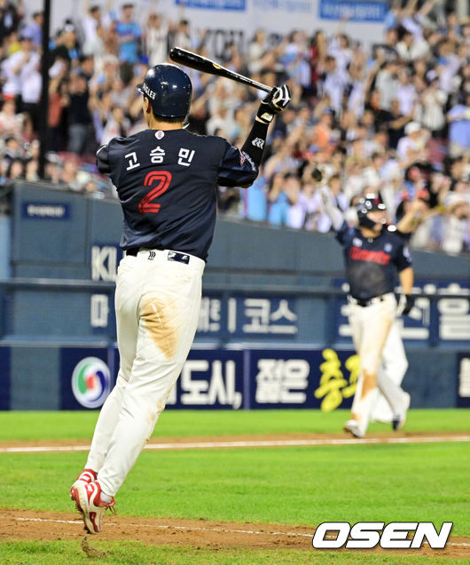 [OSEN=잠실, 지형준 기자] 21일 서울 잠실야구장에서 2026 신한 SOL KBO리그 두산 베어스와 롯데 자이언츠의 경기가 열렸다.두산은 최승용, 롯데는 김진욱이 선발로 나섰다.8회초 2사 만루에서 롯데 고승민이 만루 홈런을 날리며 열광하고 있다. 2026.08.21 / jpnews@osen.co.kr 