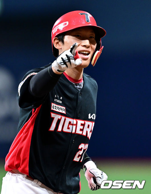 [OSEN=고척, 최규한 기자] 21일 서울 고척스카이돔에서 ‘2026 신한 SOL Bank KBO리그’ 키움 히어로즈와 KIA 타이거즈의 경기가 열렸다.홈팀 키움은 하영민, 방문팀 KIA는 양현종을 선발로 내세웠다.7회초 2사 만루 상황 KIA 김호령이 달아나는 좌중간 만루포를 날리고 그라운드를 돌며 기뻐하고 있다. 2026.08.21 / dreamer@osen.co.kr